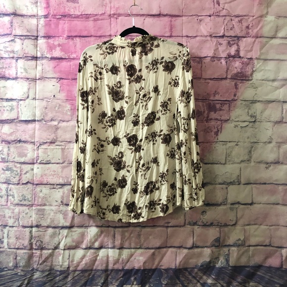 Cream colored blouse with roses - Picture 2 of 2